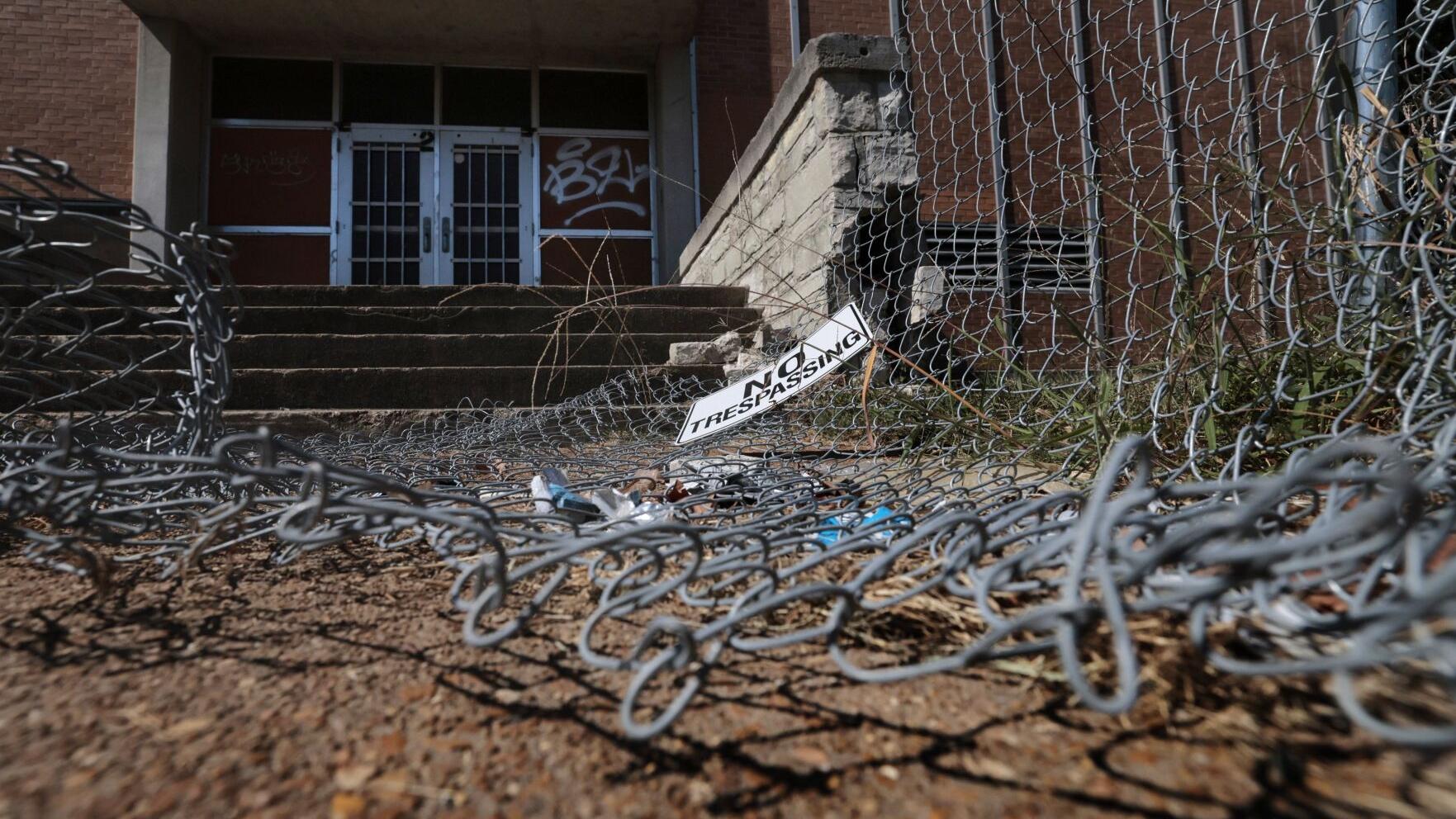 最新杏吧原创 Public Schools needs to cut spending. Closing schools won't help.